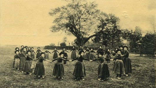 Vaak wordt de rondedans gespeeld door alleen meisjes. In dit geval staat er een eenzaam jongetje in het midden van de cirkel.